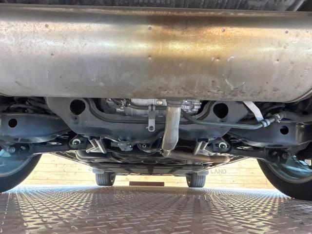 アウトランダーＰＨＥＶ Ｐ　禁煙車　純正９インチナビ　ＢＯＳＥサウンド　全周囲カメラ　電動リアゲート　全席シートヒーター　ヘッドアップディスプレイ　ワイヤレスチャージャー　コーナーセンサー　レーダークルーズ　車線逸脱警報（20枚目）