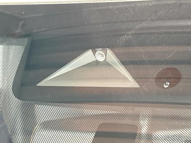 アウトランダーＰＨＥＶ Ｐ　禁煙車　純正９インチナビ　ＢＯＳＥサウンド　全周囲カメラ　電動リアゲート　全席シートヒーター　ヘッドアップディスプレイ　ワイヤレスチャージャー　コーナーセンサー　レーダークルーズ　車線逸脱警報（21枚目）