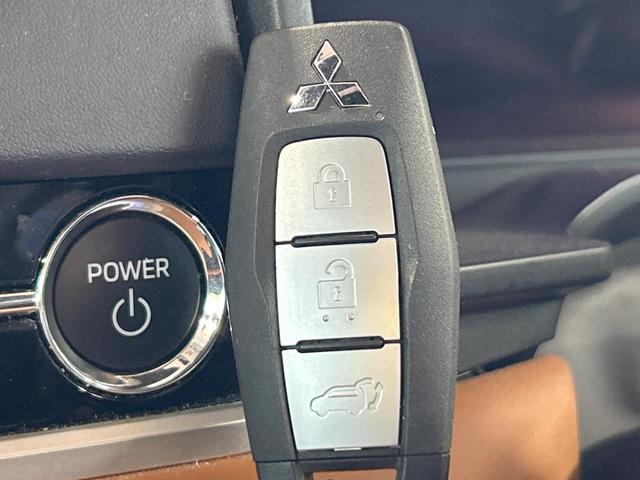 アウトランダーＰＨＥＶ Ｐ　禁煙車　純正９インチナビ　ＢＯＳＥサウンド　全周囲カメラ　電動リアゲート　全席シートヒーター　ヘッドアップディスプレイ　ワイヤレスチャージャー　コーナーセンサー　レーダークルーズ　車線逸脱警報（29枚目）