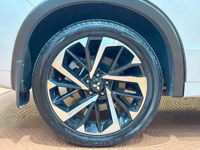 アウトランダーＰＨＥＶ Ｐ　禁煙車　純正９インチナビ　ＢＯＳＥサウンド　全周囲カメラ　電動リアゲート　全席シートヒーター　ヘッドアップディスプレイ　ワイヤレスチャージャー　コーナーセンサー　レーダークルーズ　車線逸脱警報（50枚目）