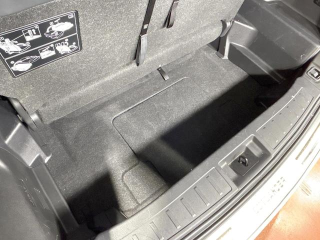 アウトランダーＰＨＥＶ Ｐ　禁煙車　純正９インチナビ　ＢＯＳＥサウンド　全周囲カメラ　電動リアゲート　全席シートヒーター　ヘッドアップディスプレイ　ワイヤレスチャージャー　コーナーセンサー　レーダークルーズ　車線逸脱警報（66枚目）