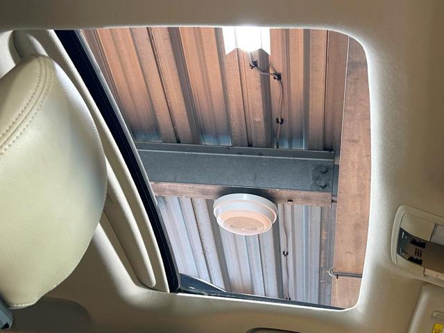 ランドクルーザープラド ＴＸ　禁煙車　サンルーフ　ルーフレール　ＳＤナビ　トヨタセーフティセンス　レーダークルーズ　ＬＥＤヘッドライト　クリアランスソナー　ウッドコンビステアリング　ＥＴＣ　オートエアコン　Ｂｌｕｅｔｏｏｔｈ再生（3枚目）