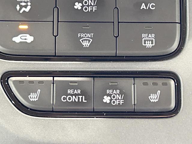 フリード ｅ：ＨＥＶエアー　ＥＸ　禁煙車　両側電動ドア　ディスプレイオーディオ　ブラインドスポットモニター　ホンダセンシング　レーダークルーズ　シートヒーター　純正１５インチＡＷ　ツートンカラーシート　オートエアコン　ＥＴＣ（41枚目）