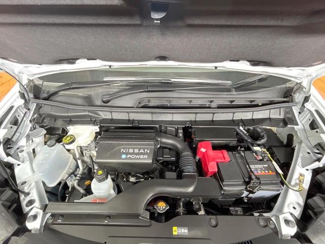 セレナ ｅ－パワー　ハイウェイスターＶ　登録済未使用車　両側電動ドア　１２型ナビ　全周囲カメラ　プロパイロット　インテリジェントミラー　ＬＥＤヘッド＆フォグ　オートハイビーム　ダブルエアコン　ＥＴＣ　フルセグ　ブラインドスポットモニター（19枚目）