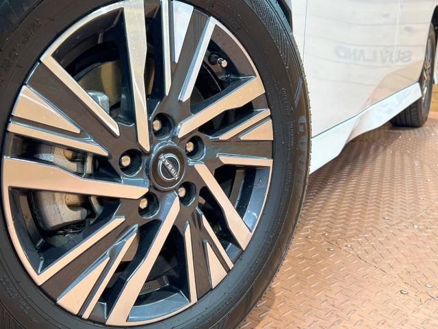 セレナ e-パワー ルキシオン 禁煙車 後席モニター 全周囲カメラ プロパイロット ワイヤレス充電 パーキングアシスト 衝突被害軽減システム 両側電動ドア ヘッドアップディスプレイ ビルトインETC 純正16インチAW 車線逸脱警報(13枚目)