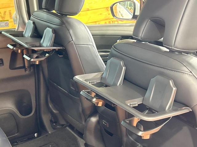 セレナ e-パワー ルキシオン 禁煙車 後席モニター 全周囲カメラ プロパイロット ワイヤレス充電 パーキングアシスト 衝突被害軽減システム 両側電動ドア ヘッドアップディスプレイ ビルトインETC 純正16インチAW 車線逸脱警報(24枚目)