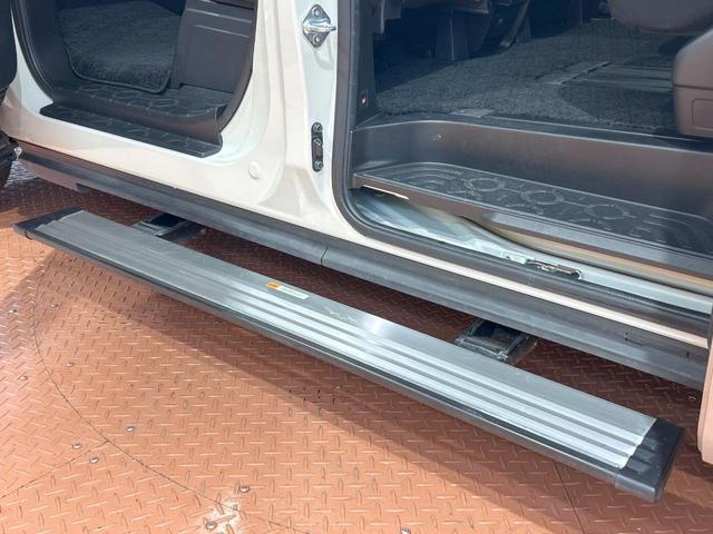 デリカD:5 P 禁煙車 後席モニター 両側電動ドア 電動サイドステップ BIGX11型ナビ 全周囲カメラ ブラインドスポットモニター 電動リアゲート レーダークルーズ LEDヘッドライト シートヒーター ETC(4枚目)