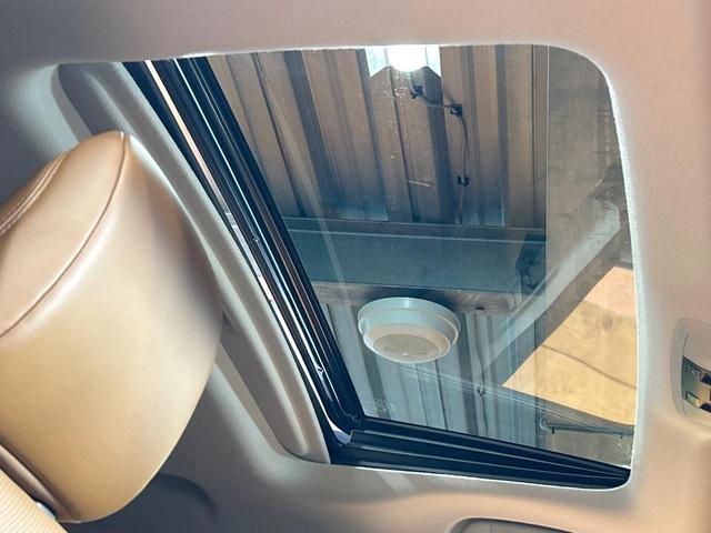 ランドクルーザープラド TX Lパッケージ 70thアニバーサリーリミテッド 禁煙車 サンルーフ 全周囲カメラ 7人乗り メーカーナビ レーダークルーズ オートハイビーム ルーフレール シートベンチレーション LEDヘッド&フォグ ETC フルセグ オートエアコン(3枚目)