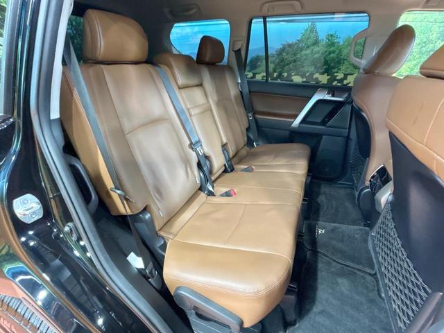 ランドクルーザープラド TX Lパッケージ 70thアニバーサリーリミテッド 禁煙車 サンルーフ 全周囲カメラ 7人乗り メーカーナビ レーダークルーズ オートハイビーム ルーフレール シートベンチレーション LEDヘッド&フォグ ETC フルセグ オートエアコン(10枚目)