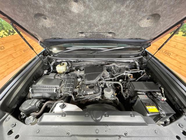 ランドクルーザープラド TX Lパッケージ 70thアニバーサリーリミテッド 禁煙車 サンルーフ 全周囲カメラ 7人乗り メーカーナビ レーダークルーズ オートハイビーム ルーフレール シートベンチレーション LEDヘッド&フォグ ETC フルセグ オートエアコン(18枚目)