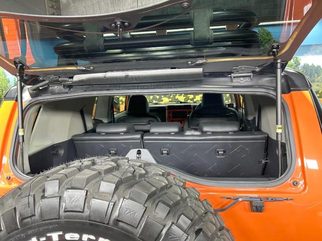 ＦＪクルーザー ベースグレード　禁煙車　バンパーガード　ルーフレール　ＳＤナビ　フルセグ　リアコーナーセンサー　ＥＴＣ　Ｂｌｕｅｔｏｏｔｈ再生　Ａ－ＴＲＡＣ　キーレスエントリー　リアフォグランプ　１７インチアルミホイール（28枚目）