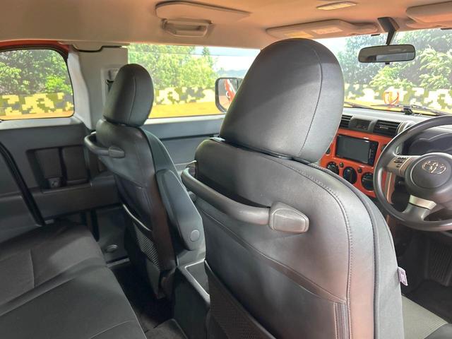 ＦＪクルーザー ベースグレード　禁煙車　バンパーガード　ルーフレール　ＳＤナビ　フルセグ　リアコーナーセンサー　ＥＴＣ　Ｂｌｕｅｔｏｏｔｈ再生　Ａ－ＴＲＡＣ　キーレスエントリー　リアフォグランプ　１７インチアルミホイール（31枚目）