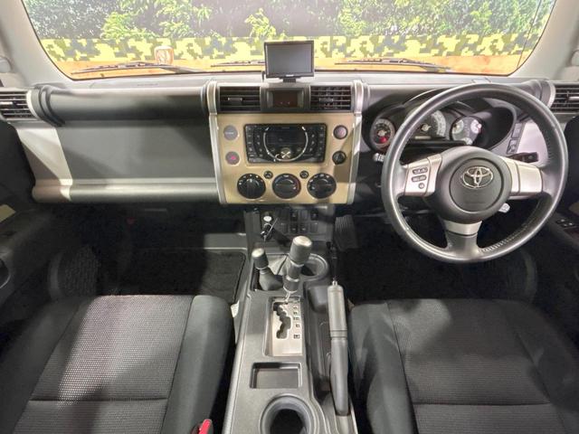 ＦＪクルーザー カラーパッケージ　禁煙車　オーディオ　クルーズコントロール　サイドステップ　フロントデアイサー　純正１７インチアルミホイール　リアコーナーセンサー　リアフォグランプ　キーレスエントリー　ＥＴＣ（2枚目）