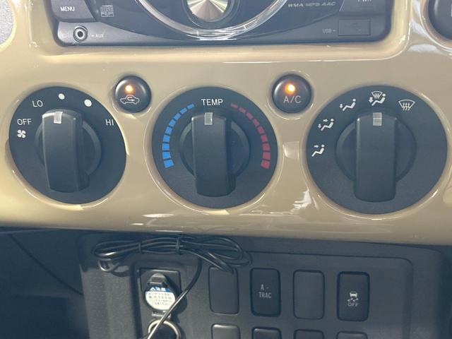 ＦＪクルーザー カラーパッケージ　禁煙車　オーディオ　クルーズコントロール　サイドステップ　フロントデアイサー　純正１７インチアルミホイール　リアコーナーセンサー　リアフォグランプ　キーレスエントリー　ＥＴＣ（6枚目）