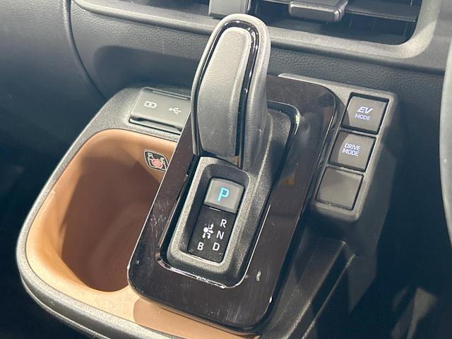 シエンタ ハイブリッドＺ　禁煙車　後席モニター　１０型ナビ　全周囲カメラ　両側電動ドア　レーダークルーズ　シートヒーター　ＡＣ１００Ｖ　ステアリングヒーター　ＥＴＣ　ドラレコ　オートハイビーム　ブラインドスポットモニター（56枚目）