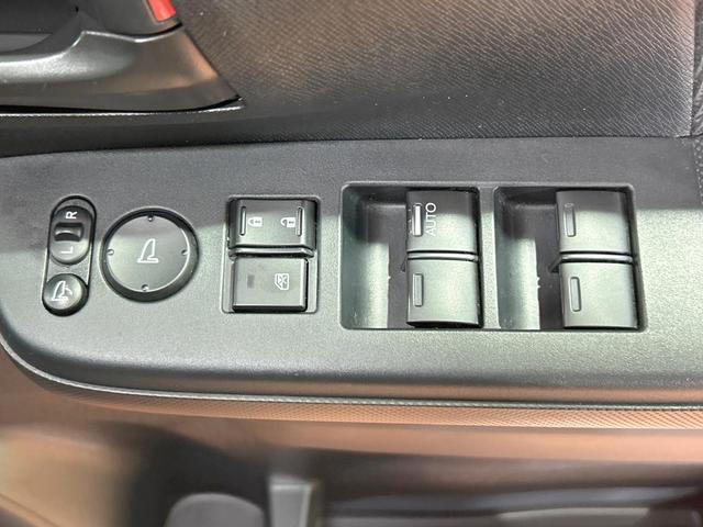 ステップワゴンスパーダ Ｚ　禁煙車　フリップダウンモニター　両側電動ドア　純正ナビ　フルセグ　バックカメラ　純正１７インチアルミホイール　オートエアコン　ＨＩＤヘッドライト　キーレスエントリー　ＥＴＣ（38枚目）