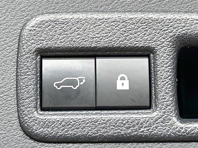 ＮＸ ＮＸ３００　バージョンＬ　禁煙車　１２型ナビ　全席シートヒーター　電動リアゲート　バック＆サイドカメラ　革シート　パワーシート　レーダークルーズ　レーンアシスト　３眼ＬＥＤヘッド　オートマチックハイビーム　ステアリングヒーター（6枚目）