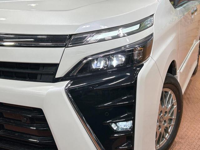ヴォクシー ハイブリッドＺＳ　煌ＩＩＩ　禁煙車　フリップダウンモニター　両側電動ドア　シートヒーター　純正１０型ナビ　バックカメラ　クルーズコントロール　クリアランスソナー　ハーフレザーシート　フルセグＴＶ　純正１６インチＡＷ　ＥＴＣ（12枚目）