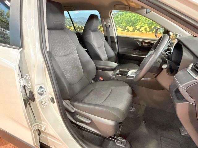 ＲＡＶ４ ハイブリッドＸ　禁煙車　メーカーナビ　バックカメラ　レーダークルーズ　ブラインドスポットモニター　ルーフレール　ＥＴＣ　ＬＥＤヘッド　オートハイビーム　デュアルエアコン　スマートキー　Ｂｌｕｅｔｏｏｔｈ再生　フルセグ（9枚目）