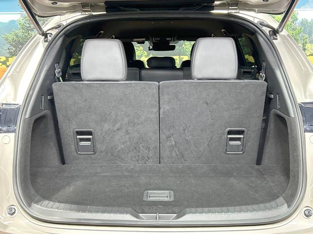 ���i�̂���������ʋ΁A���}���ɏ\���ȉ׎��X�y�[�X���m�ۂ��Ă���܂��B�Z�J���h�V�[�g��|���ƁA�傫�ȉו��̐ύڂ��\�ł���