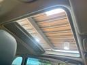 【サンルーフ】開放感たっぷりの希少装備、サンルーフが装着されています！車内に明かりを取り入れたり景色を楽しむ以外にも、車内の空気も簡単に換気できて快適です！
