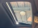 【サンルーフ】開放感たっぷりの希少装備、サンルーフが装着されています！車内に明かりを取り入れたり景色を楽しむ以外にも、車内の空気も簡単に換気できて快適です！