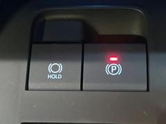 【電動パーキングブレーキ】パーキングブレーキは便利な電動式！ボタン一つで操作でき、アクセルを踏めば自動で解除されます♪レバーやペダルが無いので運転席廻りもすっきりしますね♪ 6