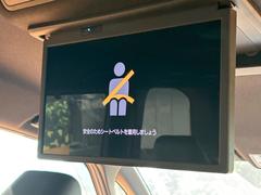 【１４型有機ＥＬフリップダウン】三列目からでも迫力のエンタメが観れる大画面フリップダウン。有機ＥＬのモニターでは、一般的なフリップダウンよりも高コントラストでキレイな映像を楽しめます。 3