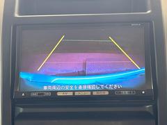 【バックカメラ】駐車時に後方がリアルタイム映像で確認できます。大型商業施設や立体駐車場での駐車時や、夜間のバック時に大活躍！運転スキルに関わらず、今や必須となった装備のひとつです！ 4