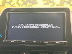 【純正ナビ】人気の純正ナビを装備しております。ナビの使いやすさはもちろん、オーディオ機能も充実！キャンプや旅行はもちろん、通勤や買い物など普段のドライブも楽しくなるはず♪ 4