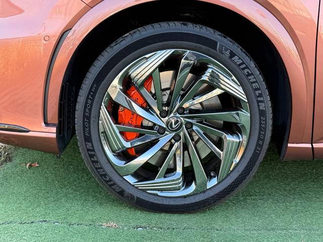 RX RX500h Fスポーツパフォーマンス ワンオーナー パノラマガラスルーフ マークレビンソン オレンジキャリパー ベンチレーション ステアリングヒター シートヒーター パノラミックビュー モデリスタアルミホイール フルセグ(3枚目)