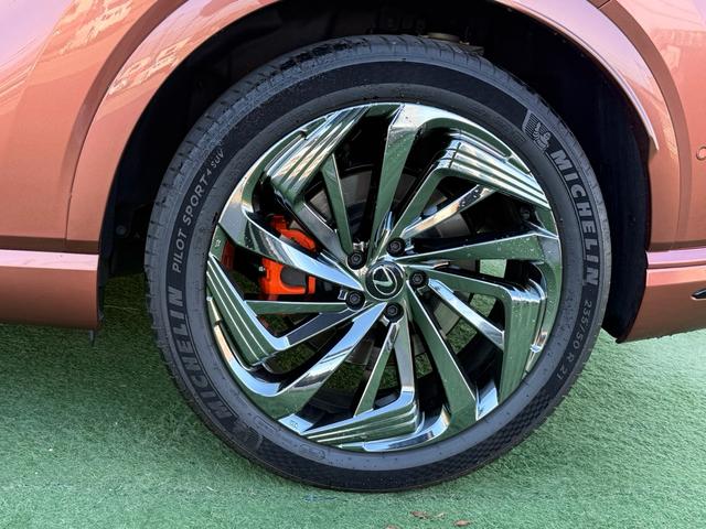 RX RX500h Fスポーツパフォーマンス ワンオーナー パノラマガラスルーフ マークレビンソン オレンジキャリパー ベンチレーション ステアリングヒター シートヒーター パノラミックビュー モデリスタアルミホイール フルセグ(4枚目)