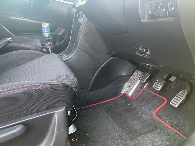 スイフトスポーツ ベースグレード BLITZダンバーZZ車高調・6MT・GReddyスポイラー・ナビ・ETC・ドライブレコーダー・社外ステアリング・プッシュスタート・リアウィング・カーボンボンネット・社外17アルミ・車検9年6月(18枚目)