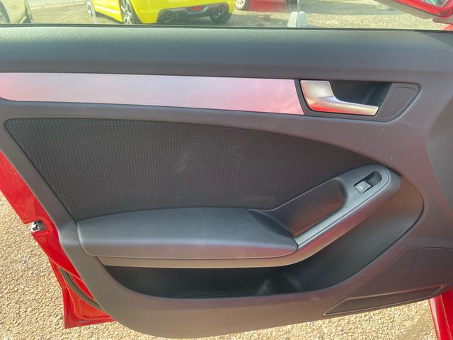 Ａ４アバント ２．０ＴＦＳＩクワトロ　パノラマサンルーフ・Ｓ－ＬＩＮＥハーフレザーシート・パワーシート・純正ナビ・フルセグＴＶ・ＥＴＣ・バックカメラ・パドルシフト・ドライブレコーダー・アクティブレーンアシスト・車検整備２年付（30枚目）