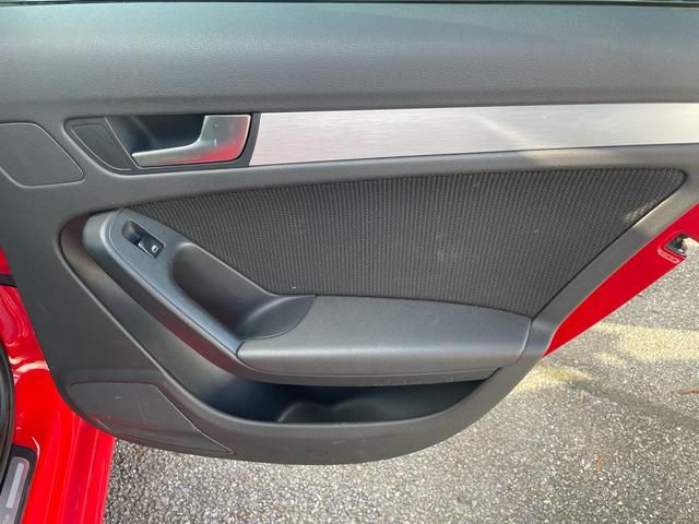 Ａ４アバント ２．０ＴＦＳＩクワトロ　パノラマサンルーフ・Ｓ－ＬＩＮＥハーフレザーシート・パワーシート・純正ナビ・フルセグＴＶ・ＥＴＣ・バックカメラ・パドルシフト・ドライブレコーダー・アクティブレーンアシスト・車検整備２年付（31枚目）