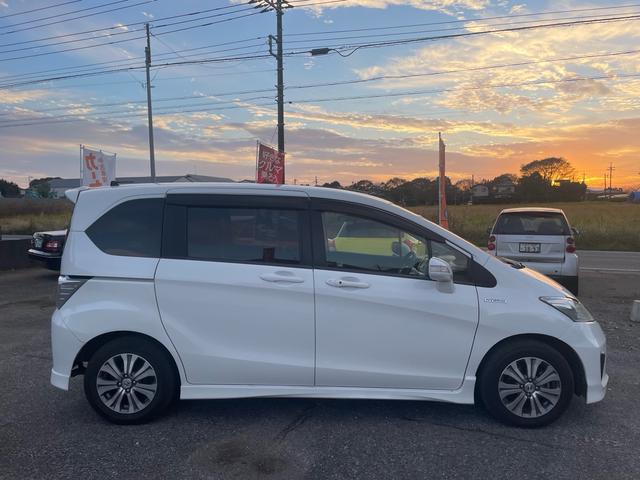 フリードハイブリッド ジャストセレクション 純正ナビ・TV・バックカメラ・ETC・ハーフレザーシート・クルーズコントロール・両側パワースライドドア・スマートキー・車検8年11月(5枚目)