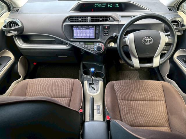アクア Ｇ　中期型／ユーザー買取車／純正ＳＤナビ／ブルートゥース接続／バックカメラ／純正ドライブレコーダー／ＥＴＣ車載器／プッシュスタート／スマートキー／フルフラット／キーレスエントリー（7枚目）