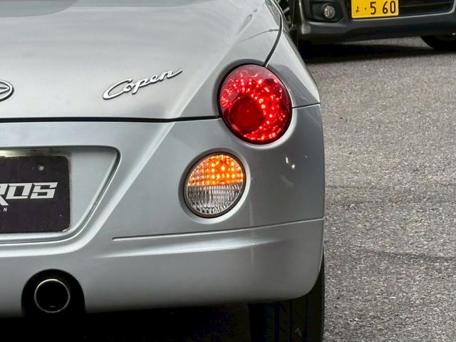 コペン ２ｎｄアニバーサリーエディション　ユーザー買取車／ケンウッド製ナビ／シートヒーター／純正ＲＥＣＡＲＯシート／純正ＭＯＭＯステアリング／キーレスエントリー／ＥＴＣ車載器／ＡＵＸ接続／フロントフォグランプ／純正１５インチアルミホイール（43枚目）