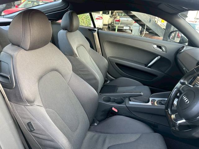 TTクーペ 2.0TFSI ユーザー買取車/カロッツェリア製ディスプレイオーディオ/可動式リアウィング/ETC車載器/リアフォグランプ/パドルシフト/キーレスエントリー/REGNO装着/純正17インチアルミホイール/フルフラット(8枚目)