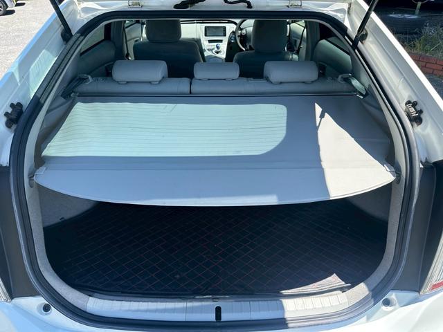 プリウス S ユーザー買取車/後期型/ラルグスタワーバー/純正ナビ/ブルートゥース接続/ワンセグ視聴/ドライブレコーダー/HIDヘッドライト/フルフラット/ETC車載器/プッシュスタート/スマートキー/キーレス(63枚目)