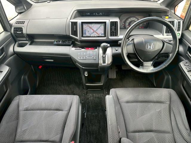 ステップワゴンスパーダ Z ユーザー買取車/両側電動スライドドア/パナソニック製ストラーダナビ/バックカメラ/ビルトイン型ETC車載器/キーレスエントリー/3列目シート/ウォークスルー/HIDヘッドライト/パドルシフト(7枚目)