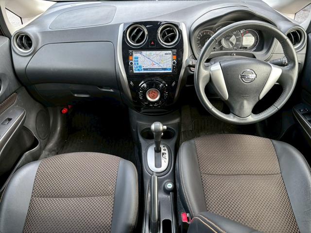 ノート メダリスト　エマージェンシーブレーキパッケージ　ユーザー買取車／全周囲カメラ／衝突軽減ブレーキ／レーンキープアシスト／純正カメラ／ブルートゥース接続／ハーフレザーシート／ドライブレコーダー／フルフラット／ＥＴＣ車載器／プッシュスタート／ＨＩＤライト（7枚目）