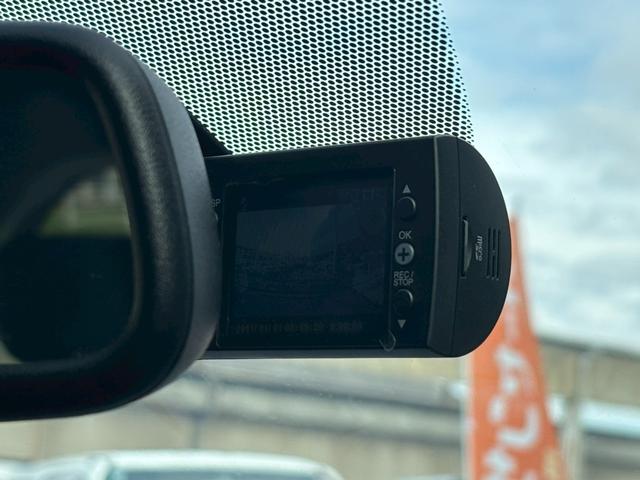 ノート メダリスト　エマージェンシーブレーキパッケージ　ユーザー買取車／全周囲カメラ／衝突軽減ブレーキ／レーンキープアシスト／純正カメラ／ブルートゥース接続／ハーフレザーシート／ドライブレコーダー／フルフラット／ＥＴＣ車載器／プッシュスタート／ＨＩＤライト（57枚目）