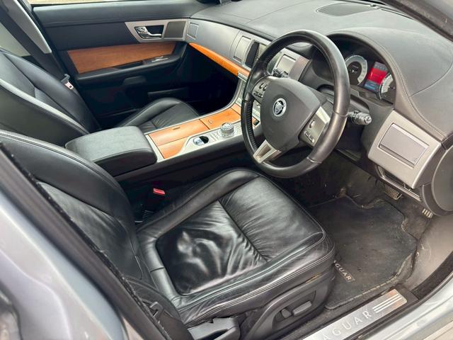 XF 3.0ラグジュアリー ユーザー買取車/革シート/オートクルーズコントロール/パワーシート/純正ナビ/プッシュスタート/パドルシフト/HIDヘッドライト/ステアリングリモコン/スマートキー/キーレスエントリー/電動パーキング(44枚目)