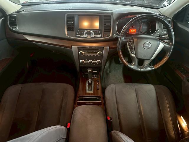 ティアナ ２５０ＸＬ　ユーザー買取車／純正ＨＤＤナビ／ブルートゥース接続／バックカメラ／フロント・サイドカメラ／ＥＴＣ車載器／前席パワーシート／助手席オットマン／プッシュスタート／スマートキー／レベライザー／フロントフォグ（7枚目）