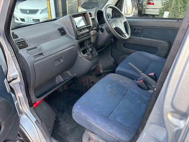 ハイゼットカーゴ クルーズターボ　ユーザー買取車／両側スライド／クラリオン製ナビ／ブルートゥース接続／ＥＴＣ車載器／フルフラット／キーレスエントリー／社外製１２インチＡＷ／レベライザー／ドアバイザー／電動格納ミラー／パワーウィンドウ（63枚目）