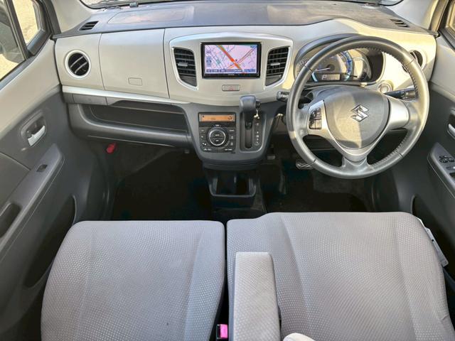 ワゴンＲ ＦＺ　ユーザー買取車／カロッツェリア製後席モニター／ケンウッド製ナビ／衝突軽減ブレーキ／ＥＴＣ車載器／シートヒーター／プッシュスタート／スマートキー／ステアリングリモコン／フルフラット／オートライト（7枚目）