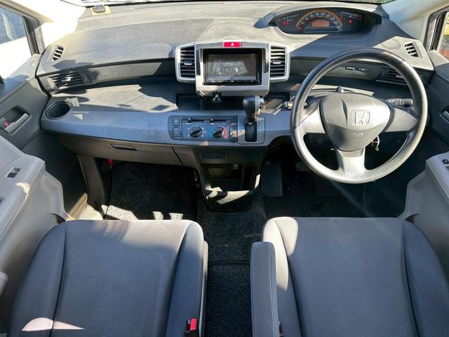 フリード Ｇ　ユーザー買取車／ケンウッド製ドライブレコーダー／両側スライドドア／メモリーナビ／ブルートゥース接続／ＥＴＣ車載器／３列目シート／レベライザー／電動格納ミラー／ドアバイザー／パワーウィンドウ（7枚目）