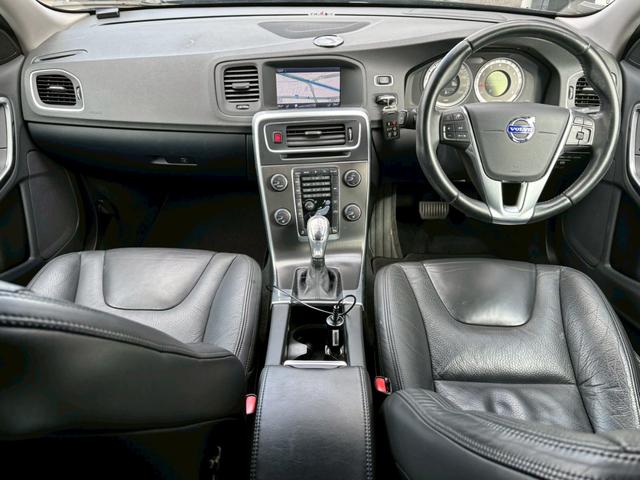 Ｖ６０ Ｔ４　ユーザー買取車／革シート／衝突軽減ブレーキ／障害物センサー／オートクルーズコントロール／シートヒーター／パワーシート／純正ナビ／ブルートゥース接続／ＨＩＤヘッドライト／プッシュスタート／ＥＴＣ車載器（7枚目）