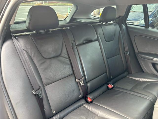 Ｖ６０ Ｔ４　ユーザー買取車／革シート／衝突軽減ブレーキ／障害物センサー／オートクルーズコントロール／シートヒーター／パワーシート／純正ナビ／ブルートゥース接続／ＨＩＤヘッドライト／プッシュスタート／ＥＴＣ車載器（9枚目）